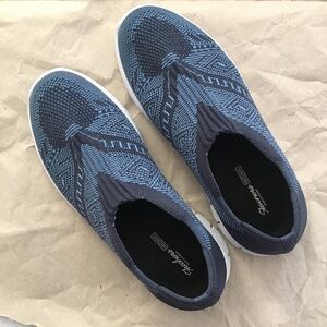 ⭐️ Skechers Women's Slip-On Navy Blue Textile Print